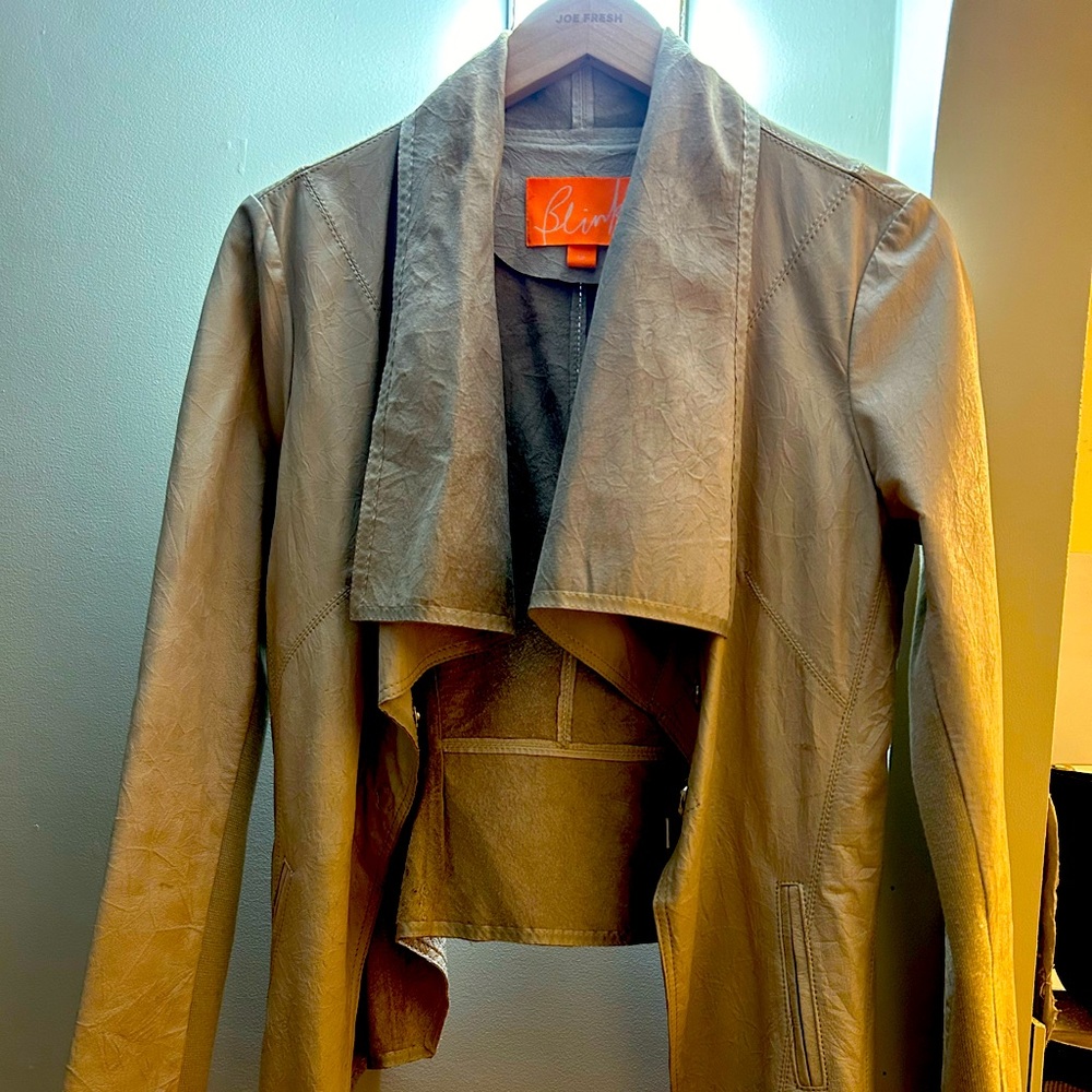 Blink by Daniel leather jacket. Elastic inseam of arms to fit all body types.